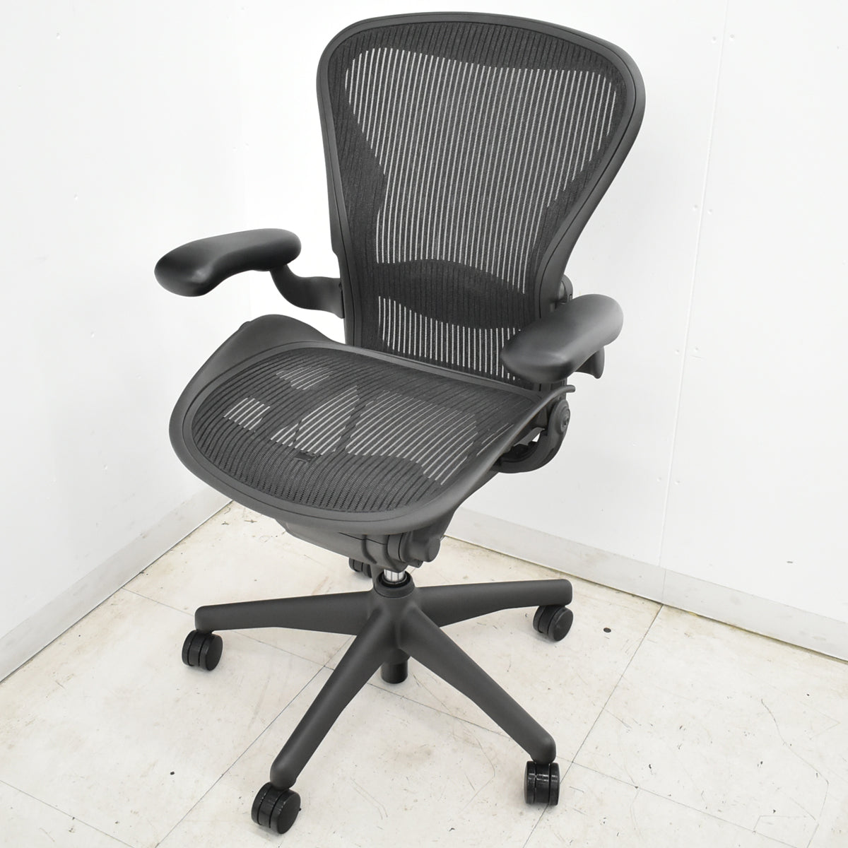 【中古】ハーマンミラー　アーロンチェア　スタンダード　Ｂサイズ　ランバーサポート　ガスシリンダー新品　ブラック　2026052505【中古オフィス家具】