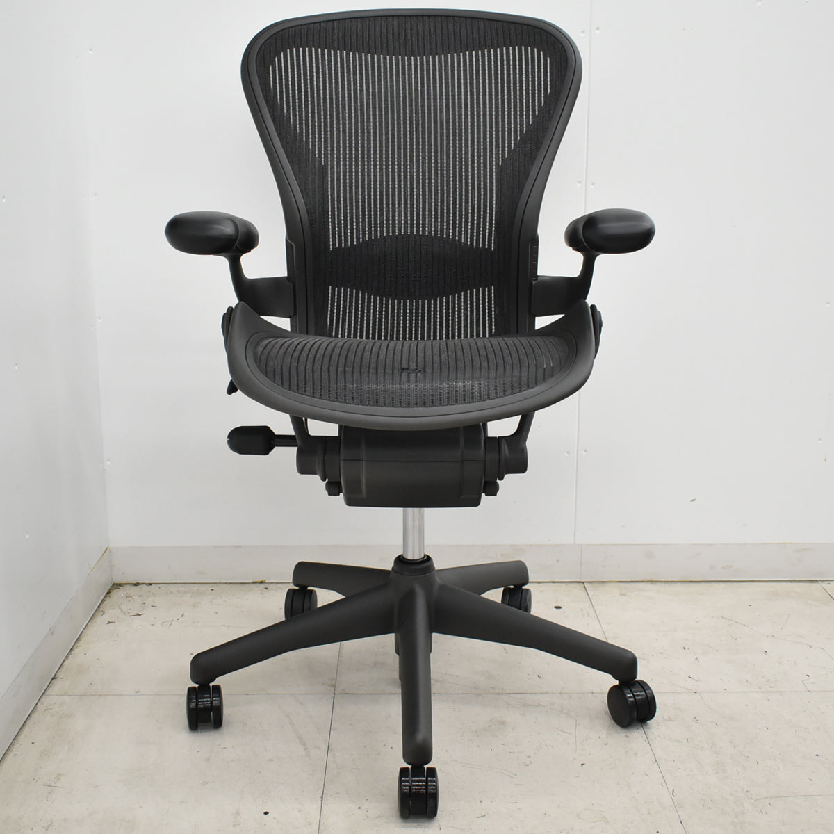 【中古】ハーマンミラー　アーロンチェア　スタンダード　Ｂサイズ　ランバーサポート　ガスシリンダー新品　ブラック　2026052505【中古オフィス家具】