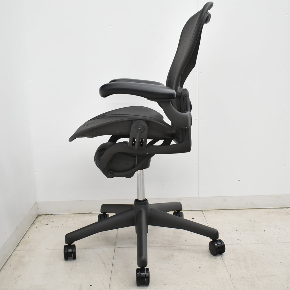 【中古】ハーマンミラー　アーロンチェア　スタンダード　Ｂサイズ　ランバーサポート　ガスシリンダー新品　ブラック　2026052505【中古オフィス家具】