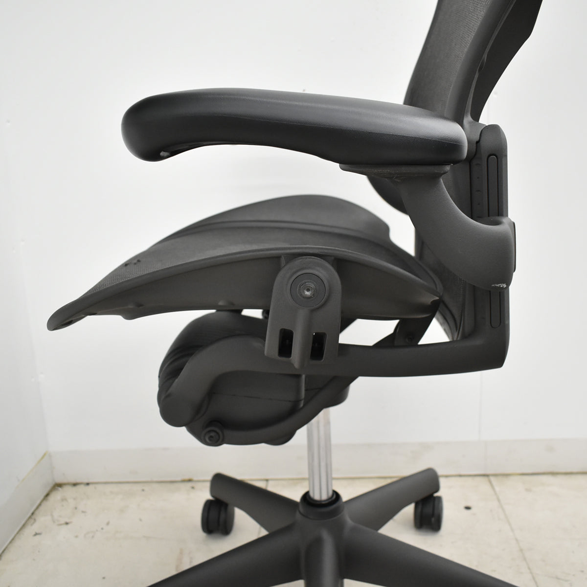 【中古】ハーマンミラー　アーロンチェア　スタンダード　Ｂサイズ　ランバーサポート　ガスシリンダー新品　ブラック　2026052505【中古オフィス家具】