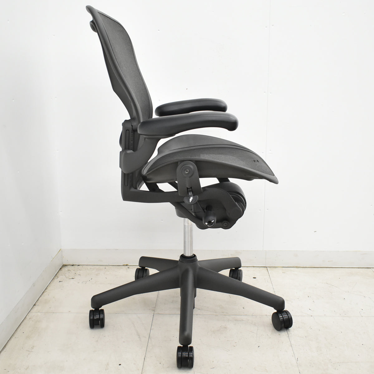 【中古】ハーマンミラー　アーロンチェア　スタンダード　Ｂサイズ　ランバーサポート　ガスシリンダー新品　ブラック　2026052505【中古オフィス家具】