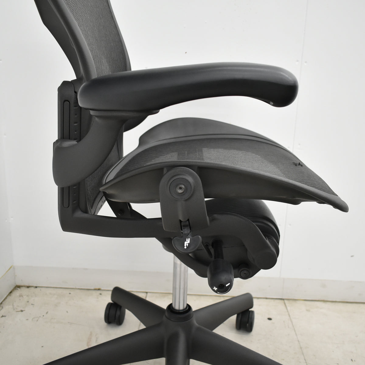 【中古】ハーマンミラー　アーロンチェア　スタンダード　Ｂサイズ　ランバーサポート　ガスシリンダー新品　ブラック　2026052505【中古オフィス家具】