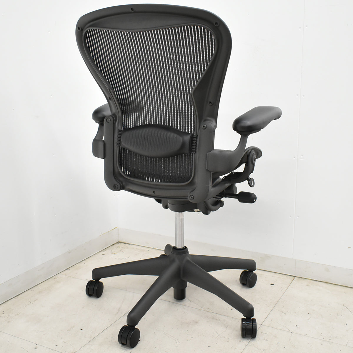 【中古】ハーマンミラー　アーロンチェア　スタンダード　Ｂサイズ　ランバーサポート　ガスシリンダー新品　ブラック　2026052505【中古オフィス家具】