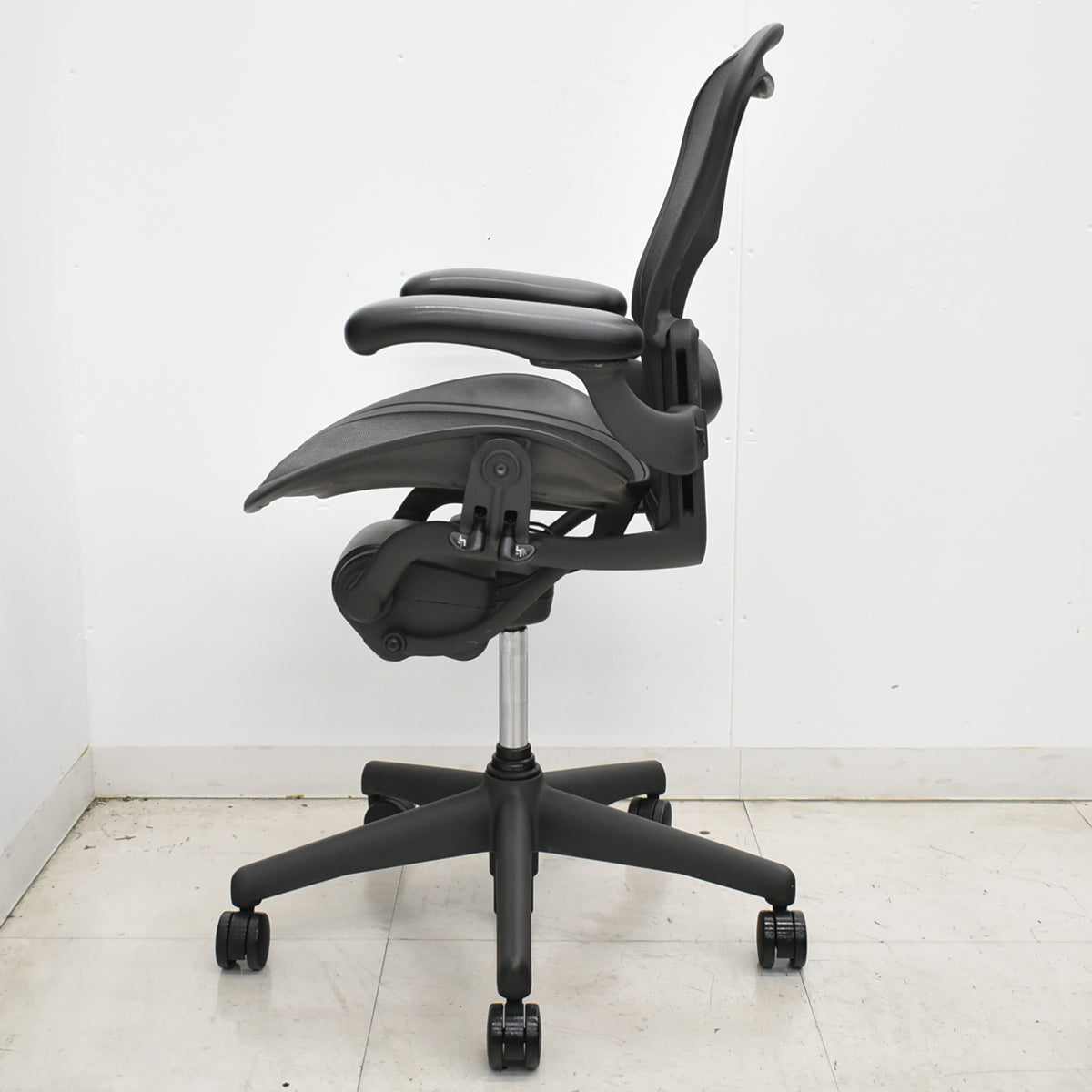 【中古】ハーマンミラー　アーロンチェア　Aサイズ　フル装備　ランバーサポート　ガスシリンダー新品　ブラック　2026052507【中古オフィス家具】