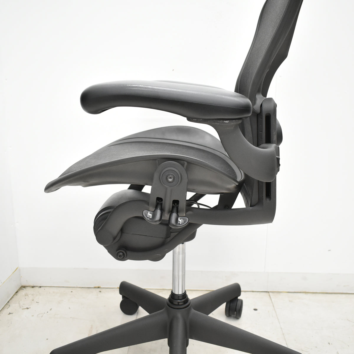【中古】ハーマンミラー　アーロンチェア　Aサイズ　フル装備　ランバーサポート　ガスシリンダー新品　ブラック　2026052507【中古オフィス家具】