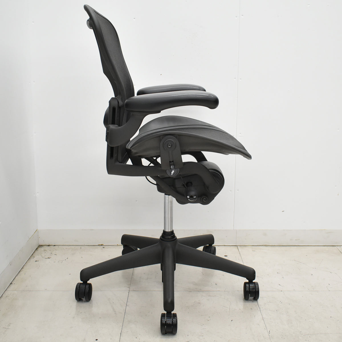 【中古】ハーマンミラー　アーロンチェア　Aサイズ　フル装備　ランバーサポート　ガスシリンダー新品　ブラック　2026052507【中古オフィス家具】