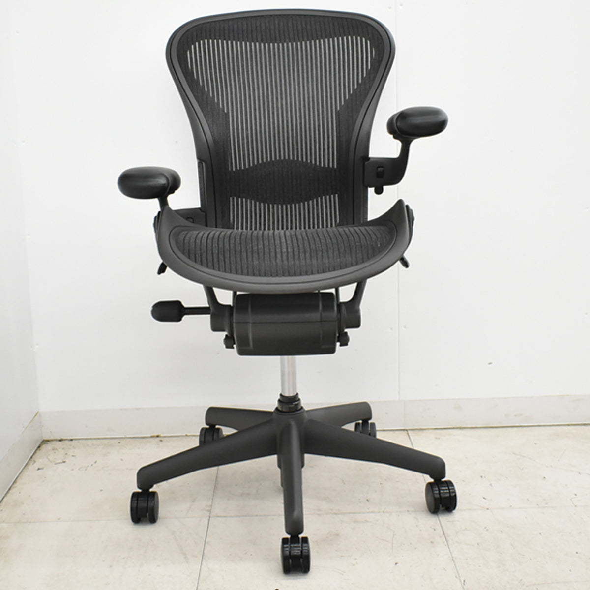 【中古】ハーマンミラー　アーロンチェア　Aサイズ　フル装備　ランバーサポート　ガスシリンダー新品　ブラック　2026052601【中古オフィス家具】