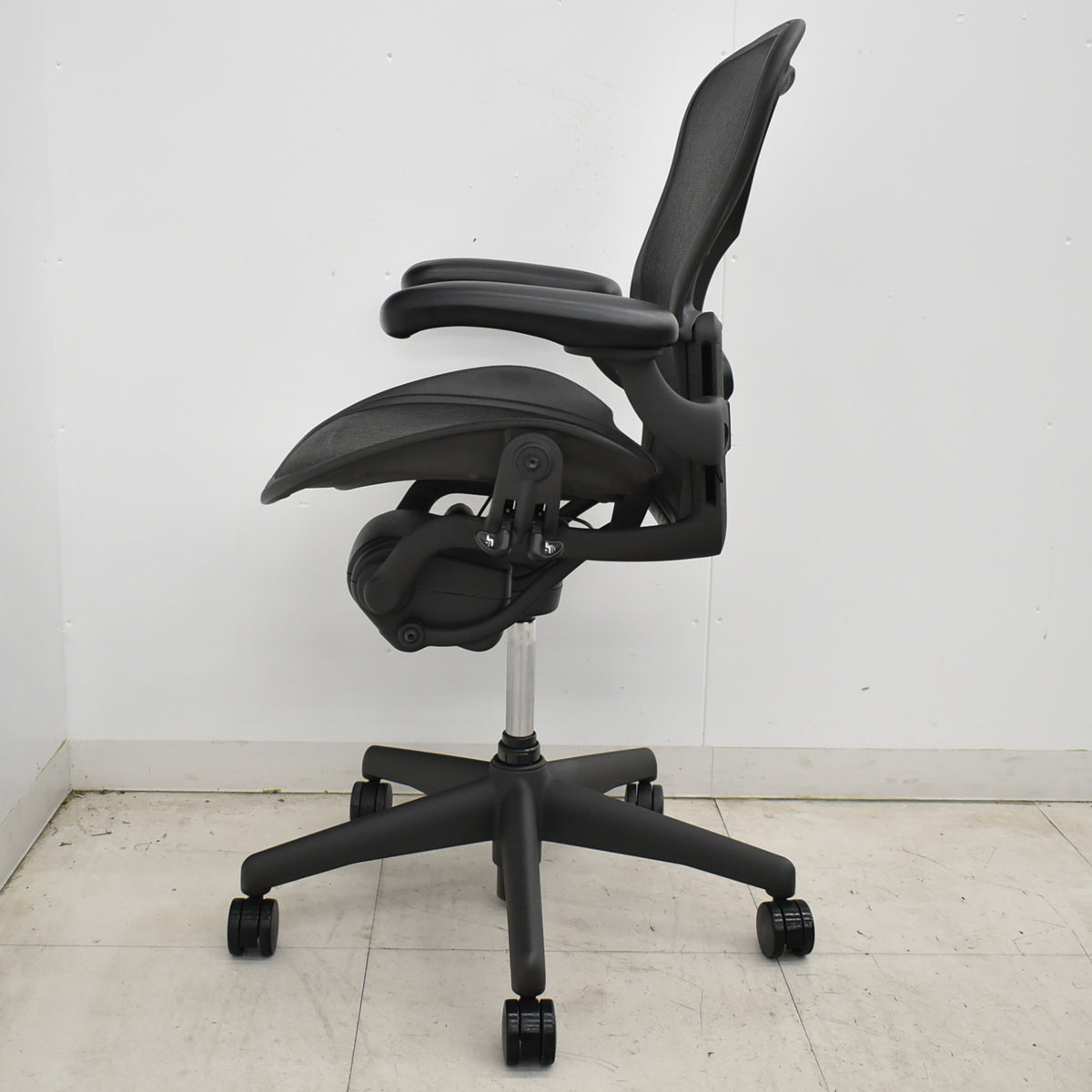【中古】ハーマンミラー　アーロンチェア　Aサイズ　フル装備　ランバーサポート　ガスシリンダー新品　ブラック　2026052601【中古オフィス家具】