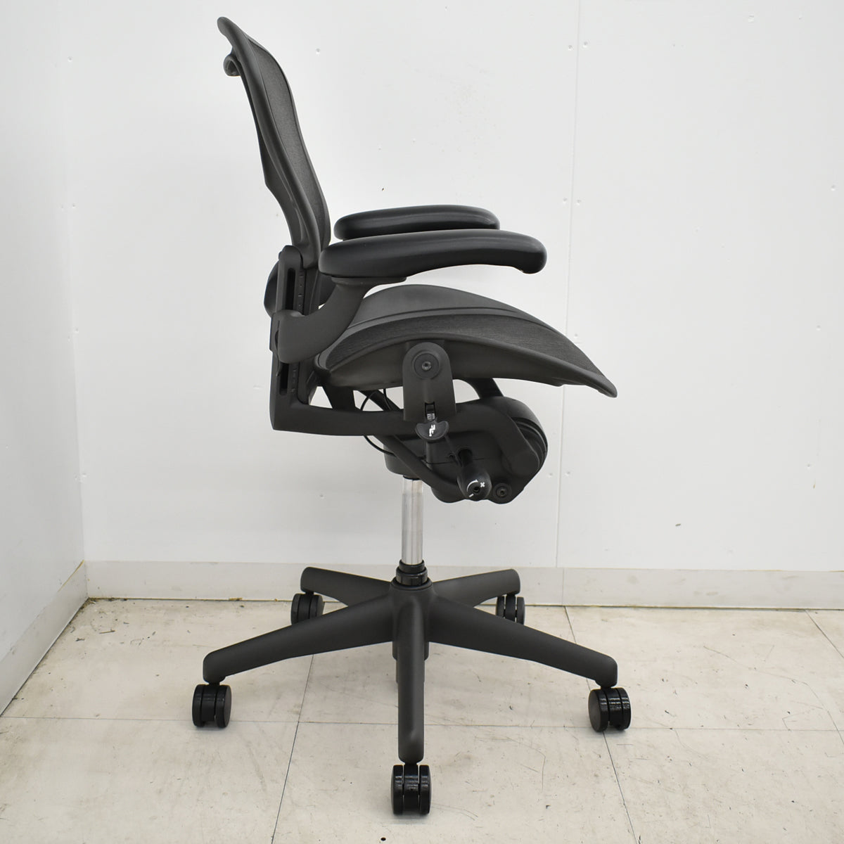 【中古】ハーマンミラー　アーロンチェア　Aサイズ　フル装備　ランバーサポート　ガスシリンダー新品　ブラック　2026052601【中古オフィス家具】