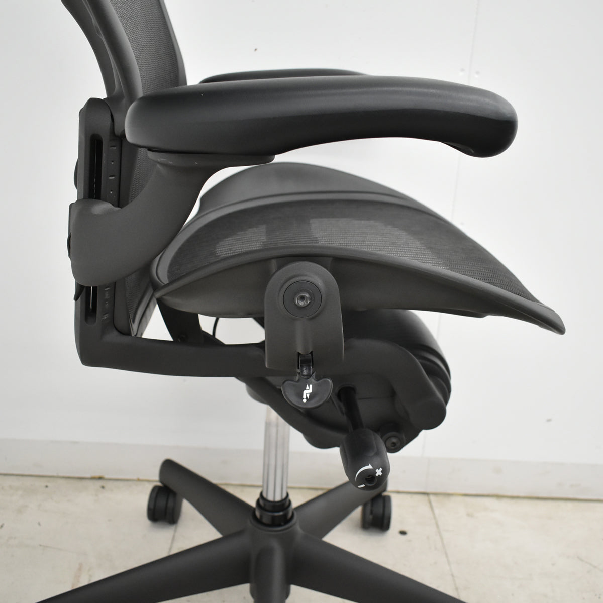 【中古】ハーマンミラー　アーロンチェア　Aサイズ　フル装備　ランバーサポート　ガスシリンダー新品　ブラック　2026052601【中古オフィス家具】