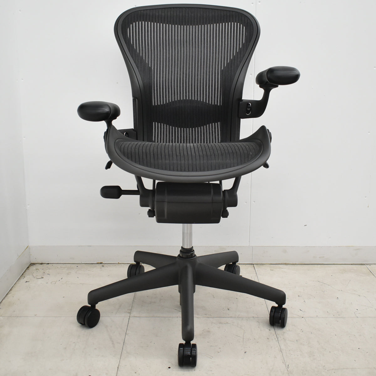 【中古】ハーマンミラー　アーロンチェア　Aサイズ　フル装備　ランバーサポート　ガスシリンダー新品　ブラック　2026052602【中古オフィス家具】