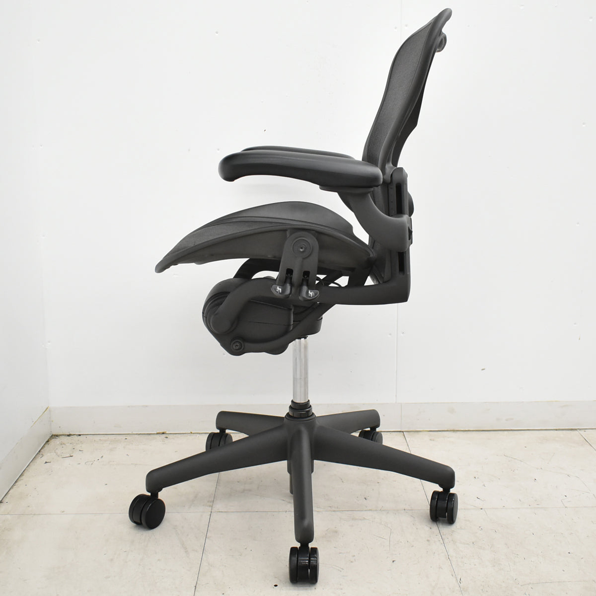 【中古】ハーマンミラー　アーロンチェア　Aサイズ　フル装備　ランバーサポート　ガスシリンダー新品　ブラック　2026052602【中古オフィス家具】