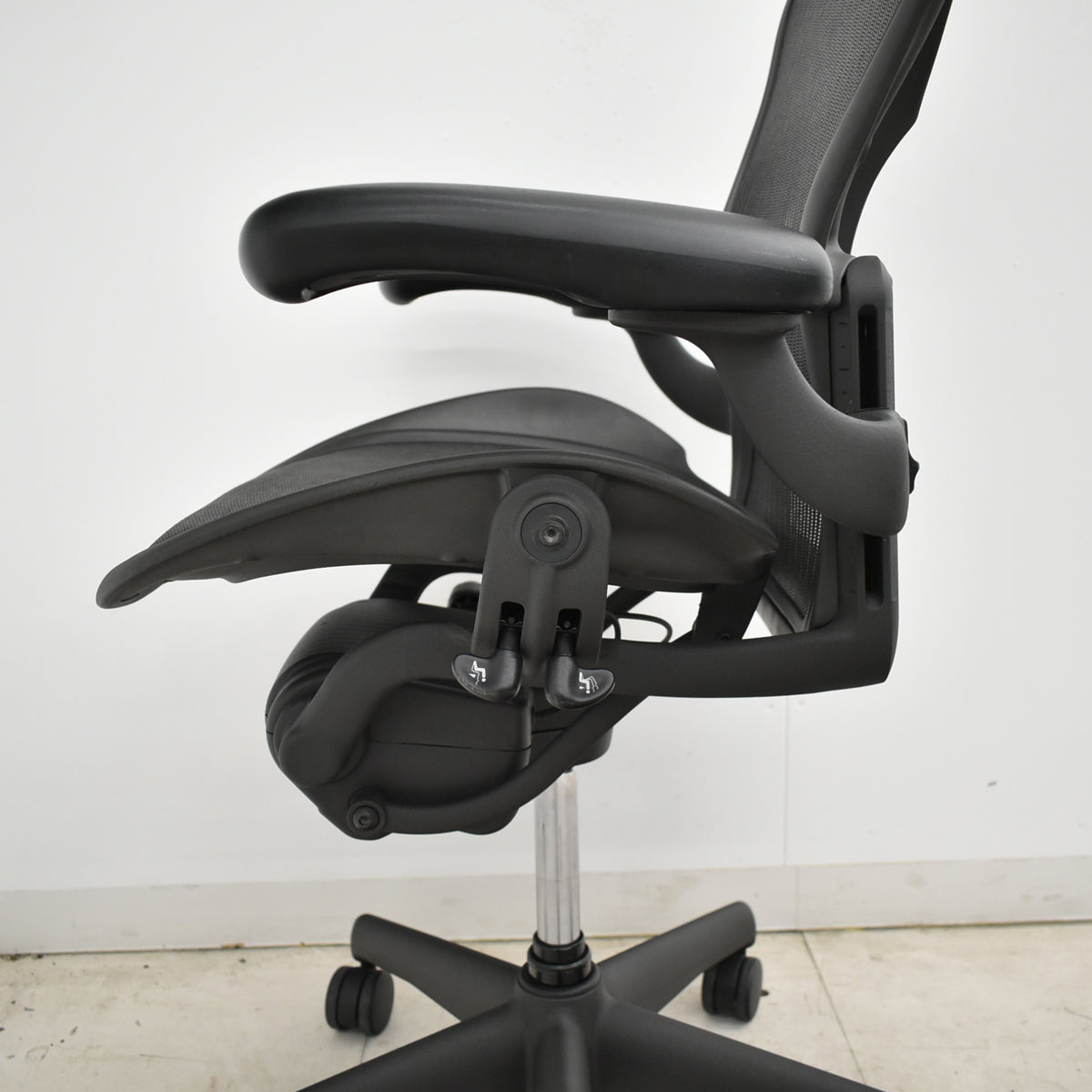 【中古】ハーマンミラー　アーロンチェア　Aサイズ　フル装備　ランバーサポート　ガスシリンダー新品　ブラック　2026052602【中古オフィス家具】