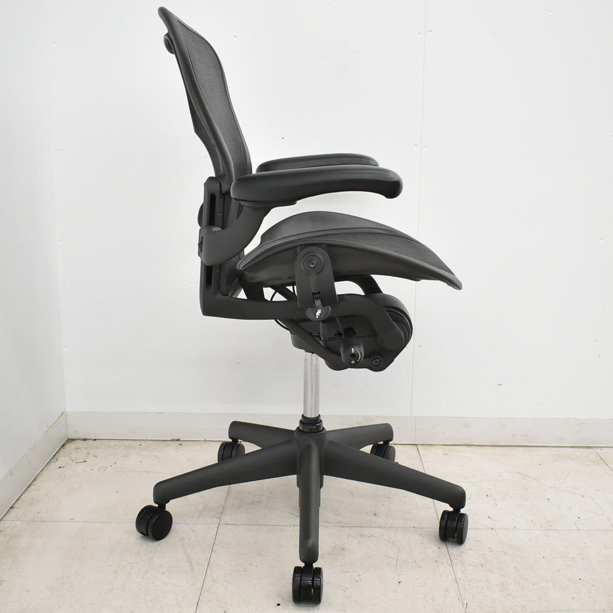 【中古】ハーマンミラー　アーロンチェア　Aサイズ　フル装備　ランバーサポート　ガスシリンダー新品　ブラック　2026052602【中古オフィス家具】