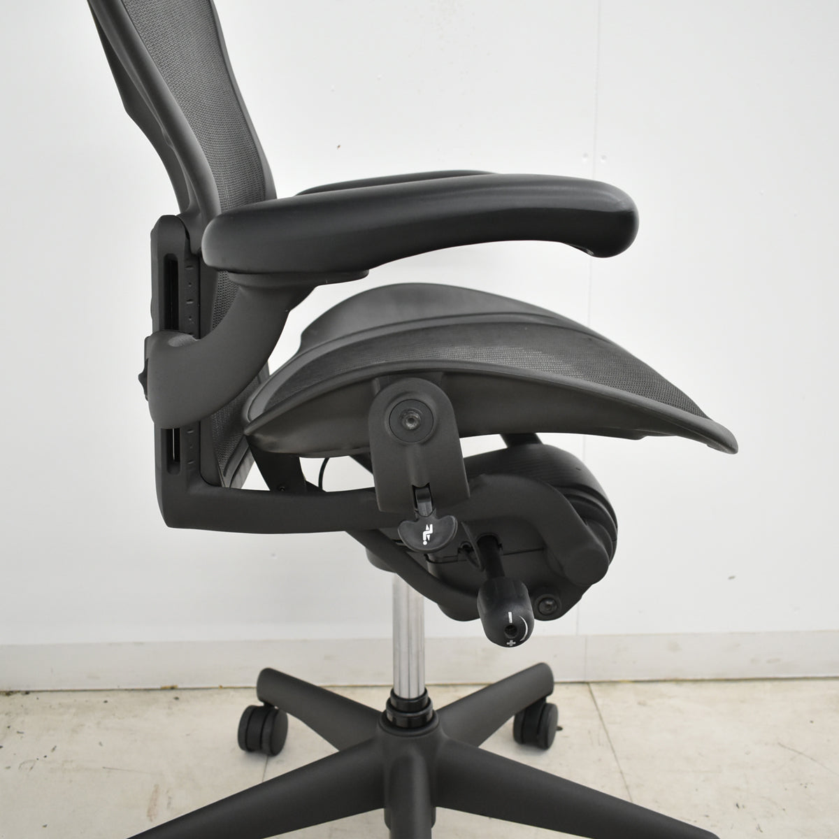 【中古】ハーマンミラー　アーロンチェア　Aサイズ　フル装備　ランバーサポート　ガスシリンダー新品　ブラック　2026052602【中古オフィス家具】