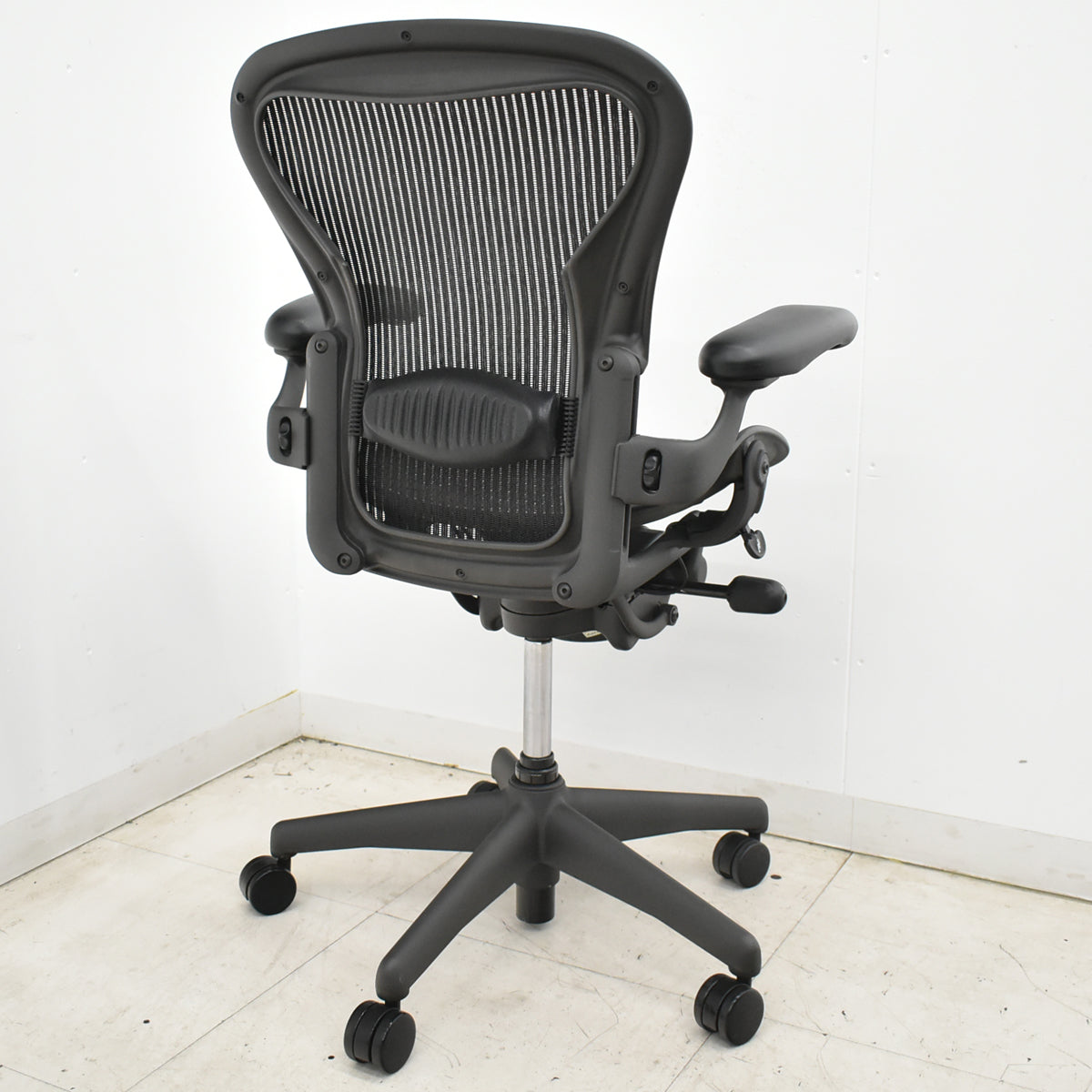 【中古】ハーマンミラー　アーロンチェア　Aサイズ　フル装備　ランバーサポート　ガスシリンダー新品　ブラック　2026052602【中古オフィス家具】