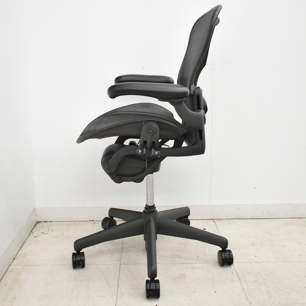 【中古】ハーマンミラー　アーロンチェア　Aサイズ　フル装備　ランバーサポート　ガスシリンダー新品　ブラック　2026052603【中古オフィス家具】