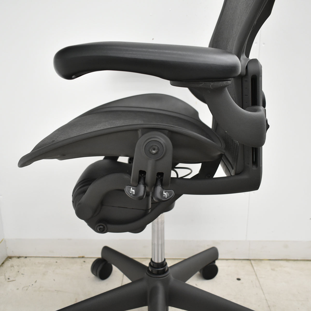 【中古】ハーマンミラー　アーロンチェア　Aサイズ　フル装備　ランバーサポート　ガスシリンダー新品　ブラック　2026052603【中古オフィス家具】