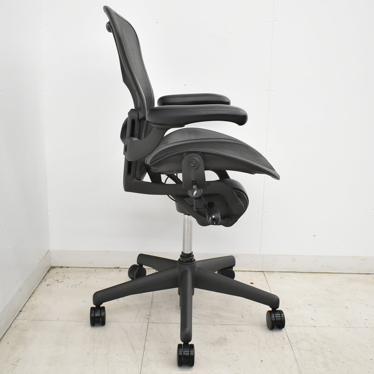 【中古】ハーマンミラー　アーロンチェア　Aサイズ　フル装備　ランバーサポート　ガスシリンダー新品　ブラック　2026052603【中古オフィス家具】