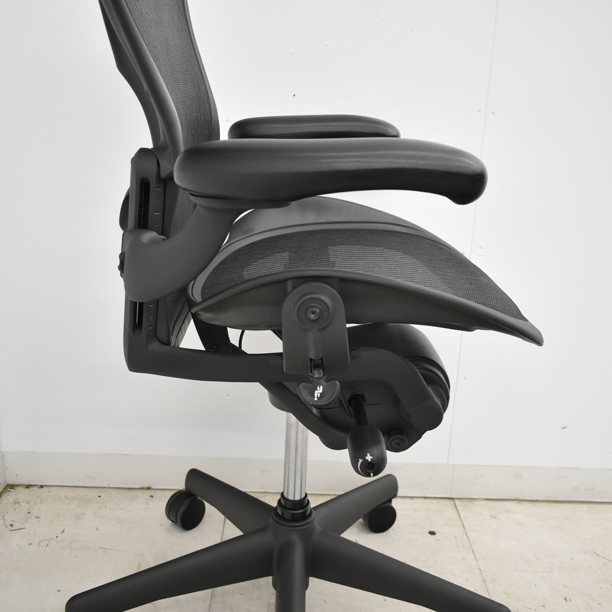 【中古】ハーマンミラー　アーロンチェア　Aサイズ　フル装備　ランバーサポート　ガスシリンダー新品　ブラック　2026052603【中古オフィス家具】