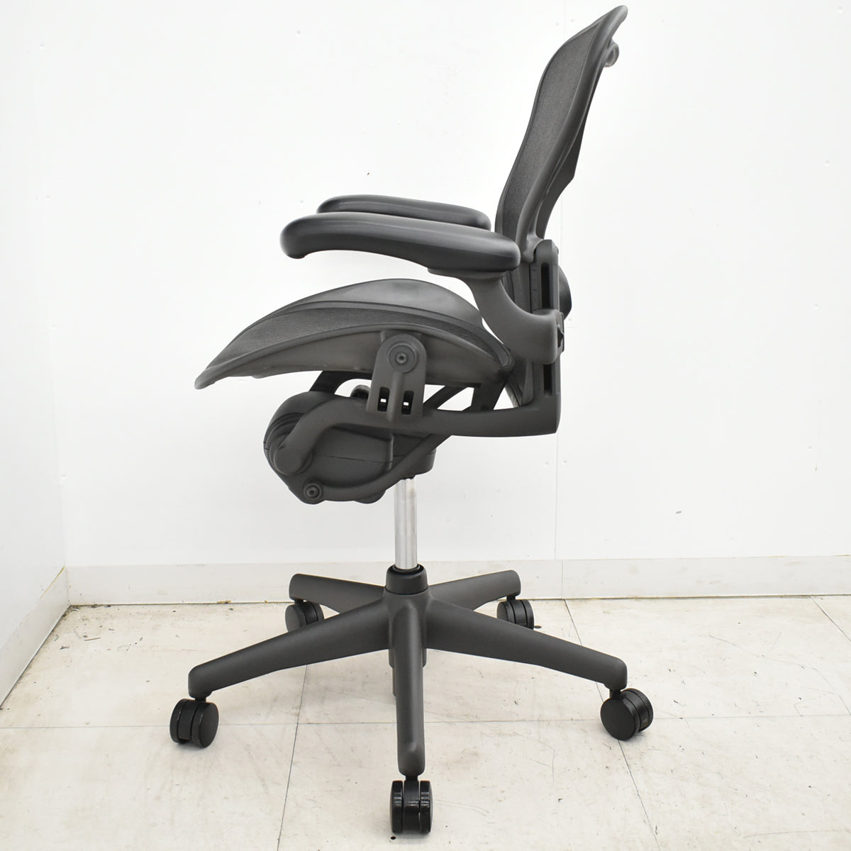 【中古】ハーマンミラー　アーロンチェア　Aサイズ　フル装備　ランバーサポート　ガスシリンダー新品　ブラック　2026052604【中古オフィス家具】