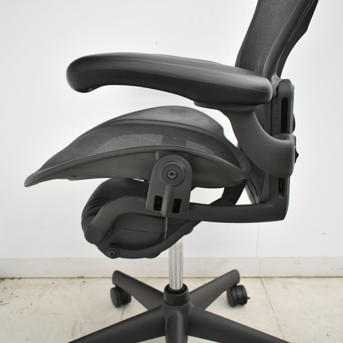 【中古】ハーマンミラー　アーロンチェア　Aサイズ　フル装備　ランバーサポート　ガスシリンダー新品　ブラック　2026052604【中古オフィス家具】