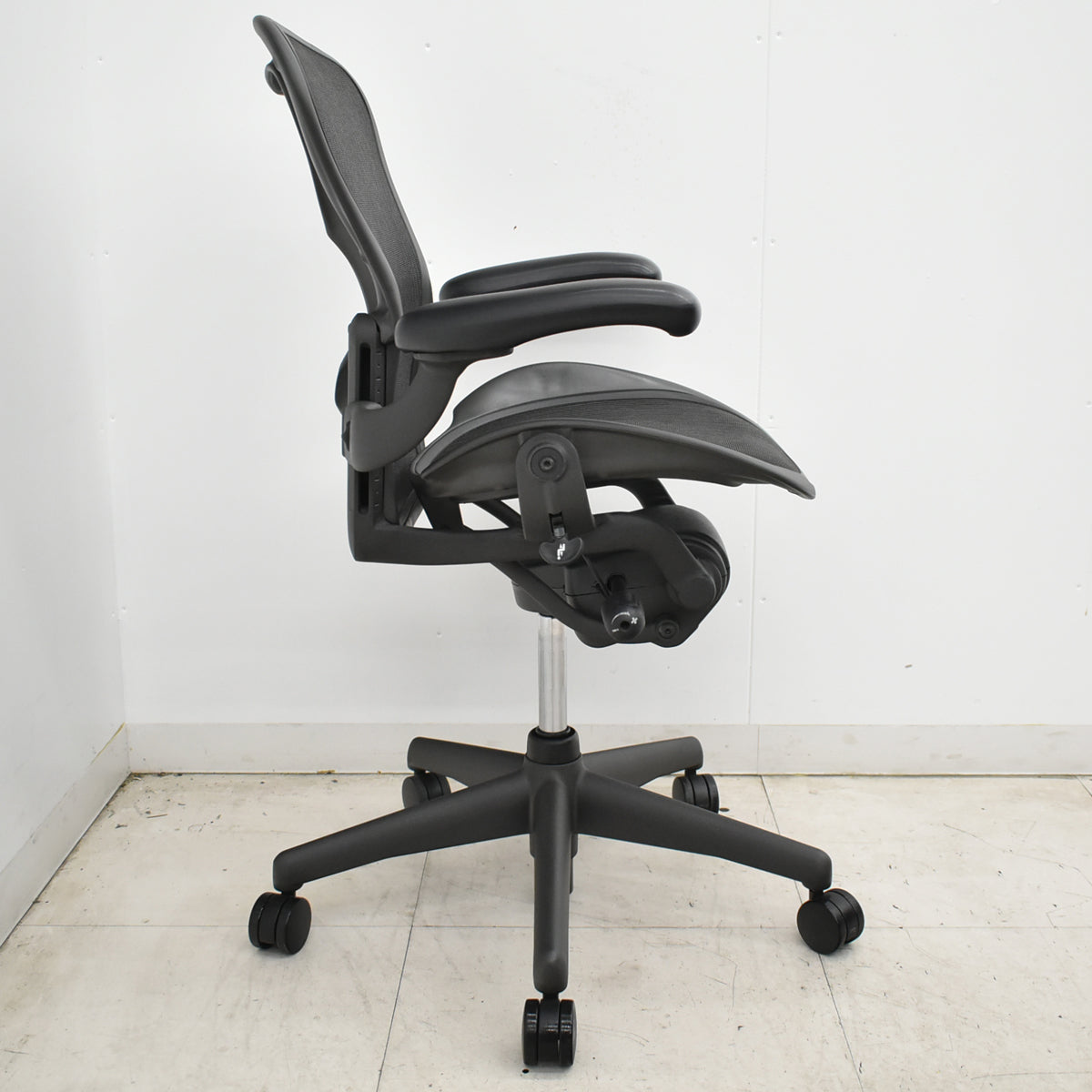 【中古】ハーマンミラー　アーロンチェア　Aサイズ　フル装備　ランバーサポート　ガスシリンダー新品　ブラック　2026052604【中古オフィス家具】