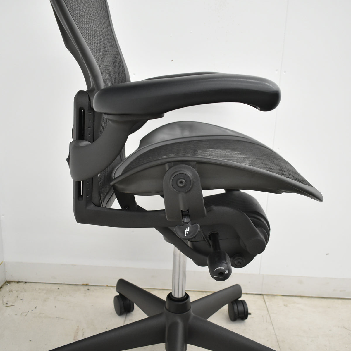 【中古】ハーマンミラー　アーロンチェア　Aサイズ　フル装備　ランバーサポート　ガスシリンダー新品　ブラック　2026052604【中古オフィス家具】