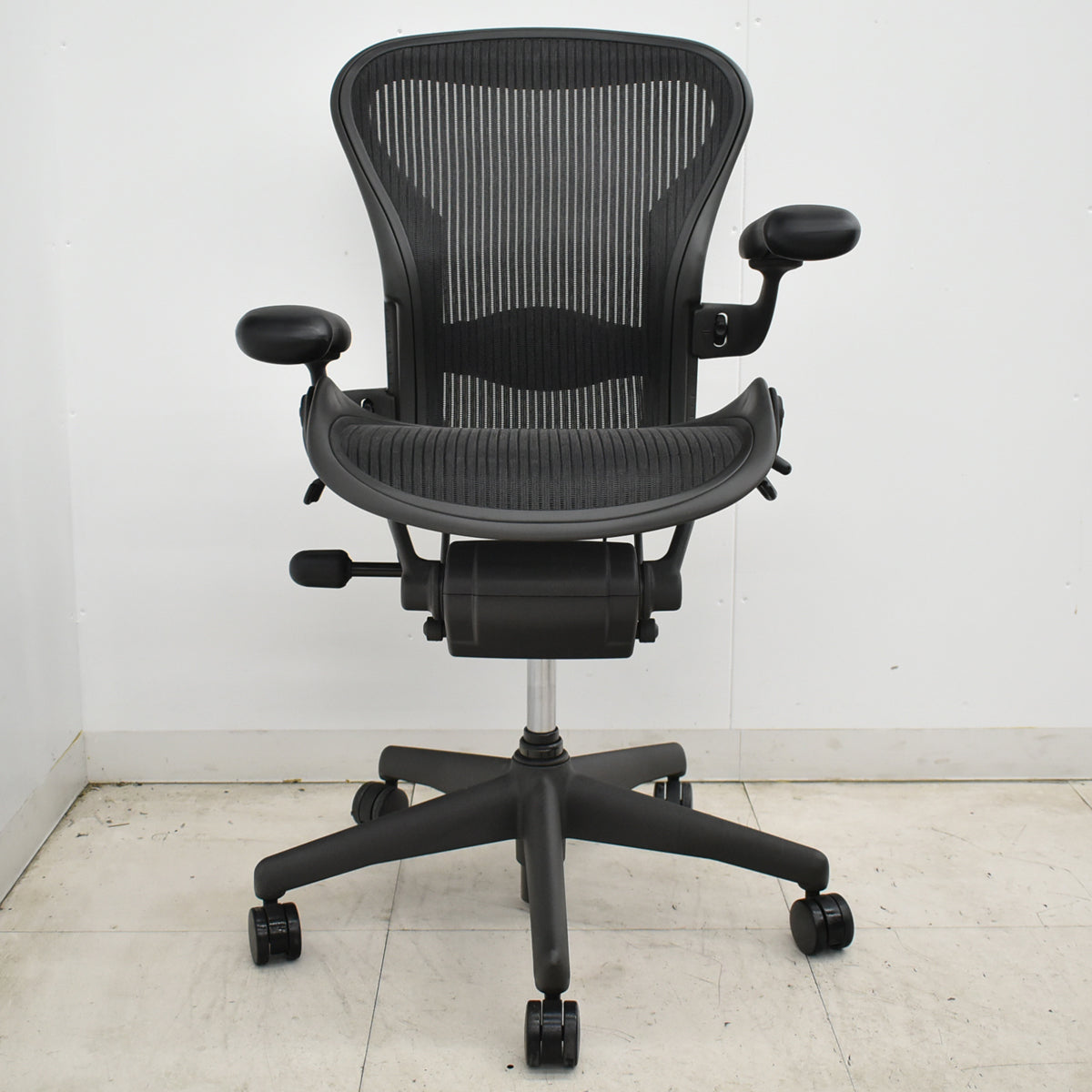 【中古】ハーマンミラー　アーロンチェア　Aサイズ　フル装備　ランバーサポート　ガスシリンダー新品　ブラック　2026052605【中古オフィス家具】