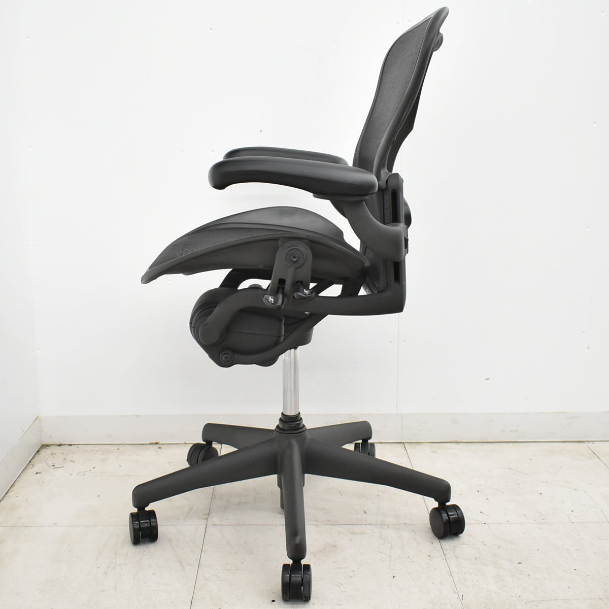 【中古】ハーマンミラー　アーロンチェア　Aサイズ　フル装備　ランバーサポート　ガスシリンダー新品　ブラック　2026052605【中古オフィス家具】