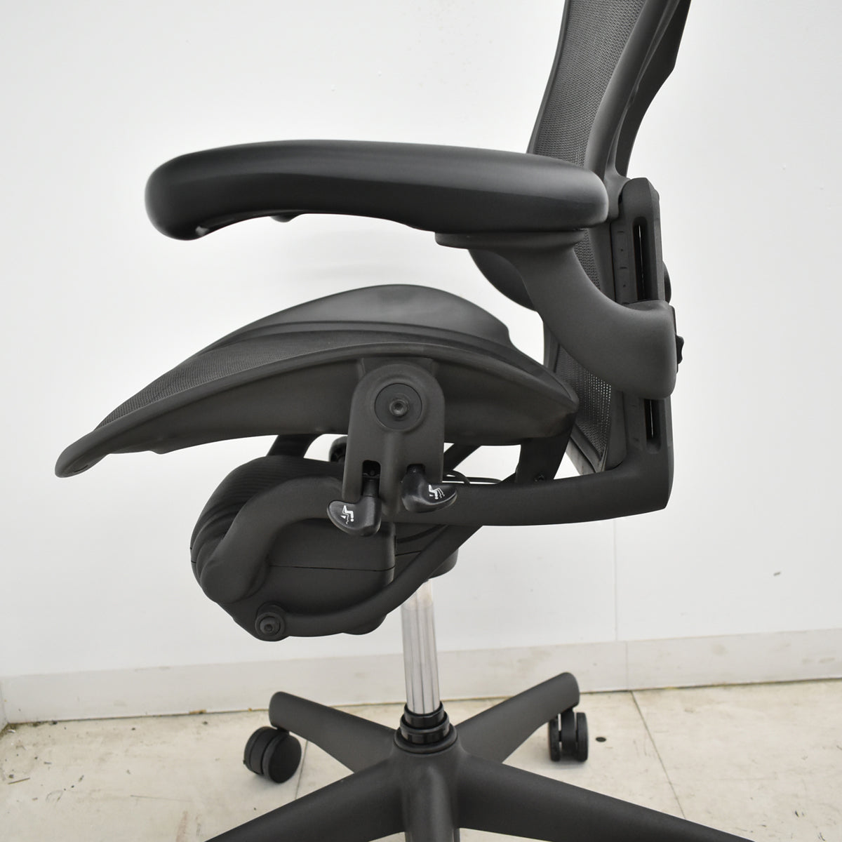 【中古】ハーマンミラー　アーロンチェア　Aサイズ　フル装備　ランバーサポート　ガスシリンダー新品　ブラック　2026052605【中古オフィス家具】