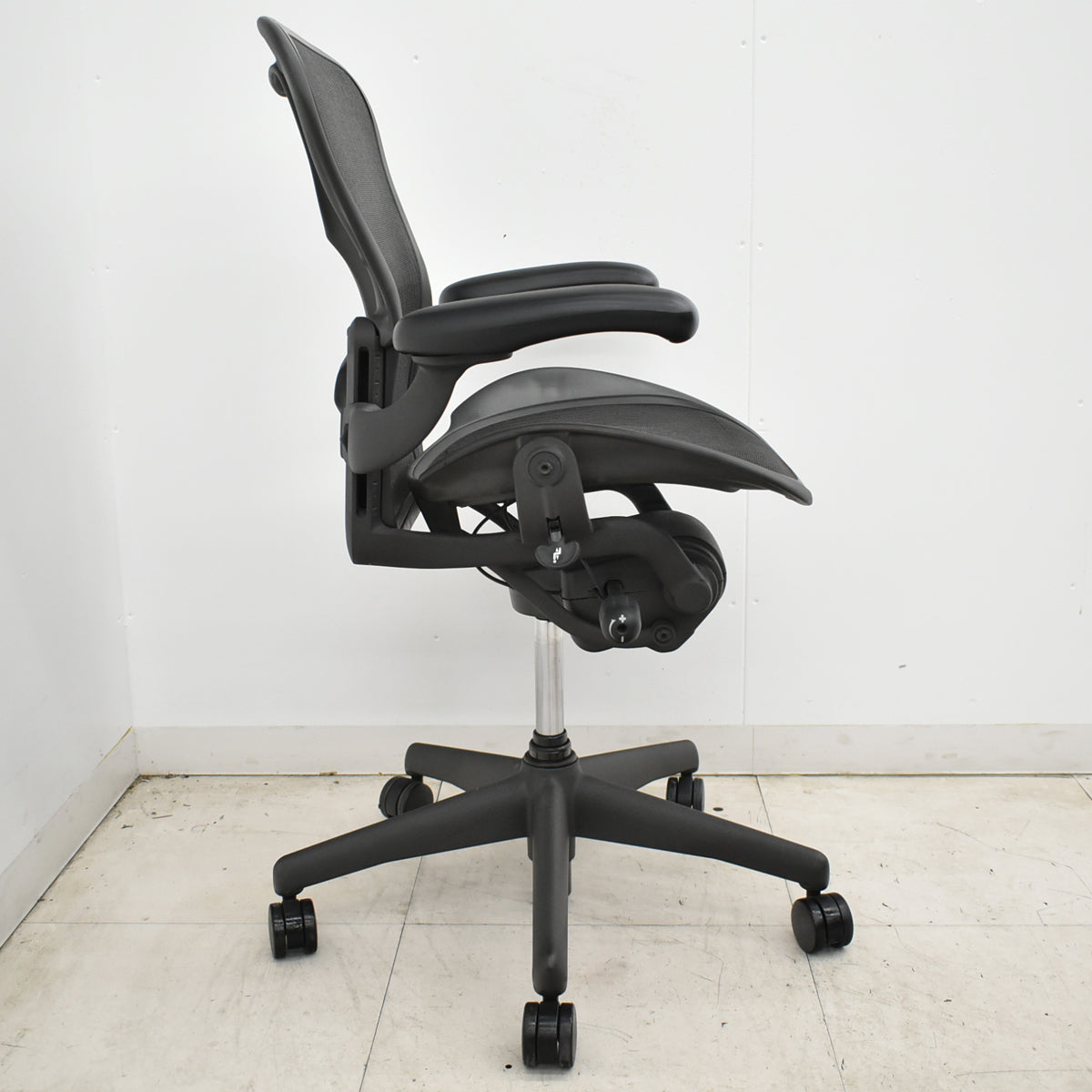 【中古】ハーマンミラー　アーロンチェア　Aサイズ　フル装備　ランバーサポート　ガスシリンダー新品　ブラック　2026052605【中古オフィス家具】