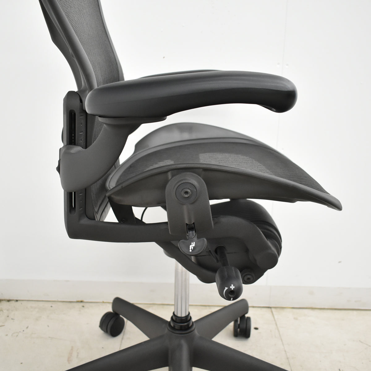 【中古】ハーマンミラー　アーロンチェア　Aサイズ　フル装備　ランバーサポート　ガスシリンダー新品　ブラック　2026052605【中古オフィス家具】
