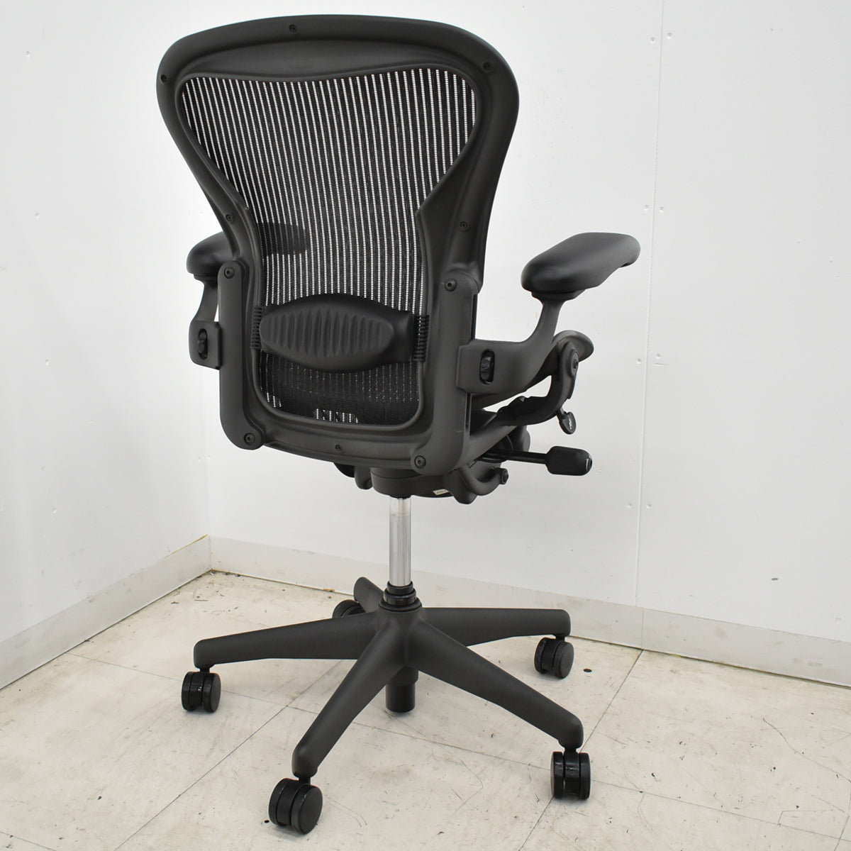 【中古】ハーマンミラー　アーロンチェア　Aサイズ　フル装備　ランバーサポート　ガスシリンダー新品　ブラック　2026052605【中古オフィス家具】