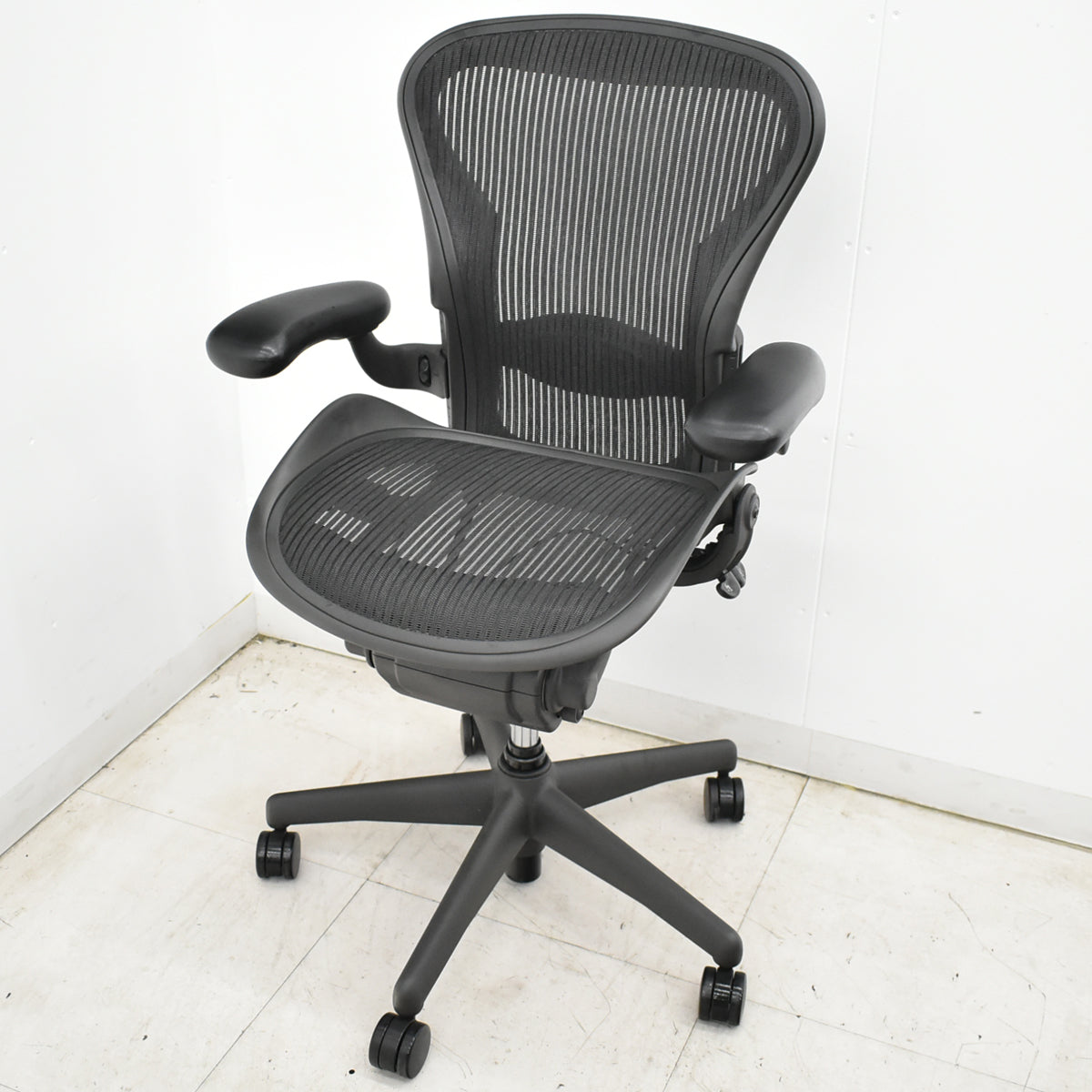 【中古】ハーマンミラー　アーロンチェア　Aサイズ　フル装備　ランバーサポート　ガスシリンダー新品　ブラック　2026052606【中古オフィス家具】