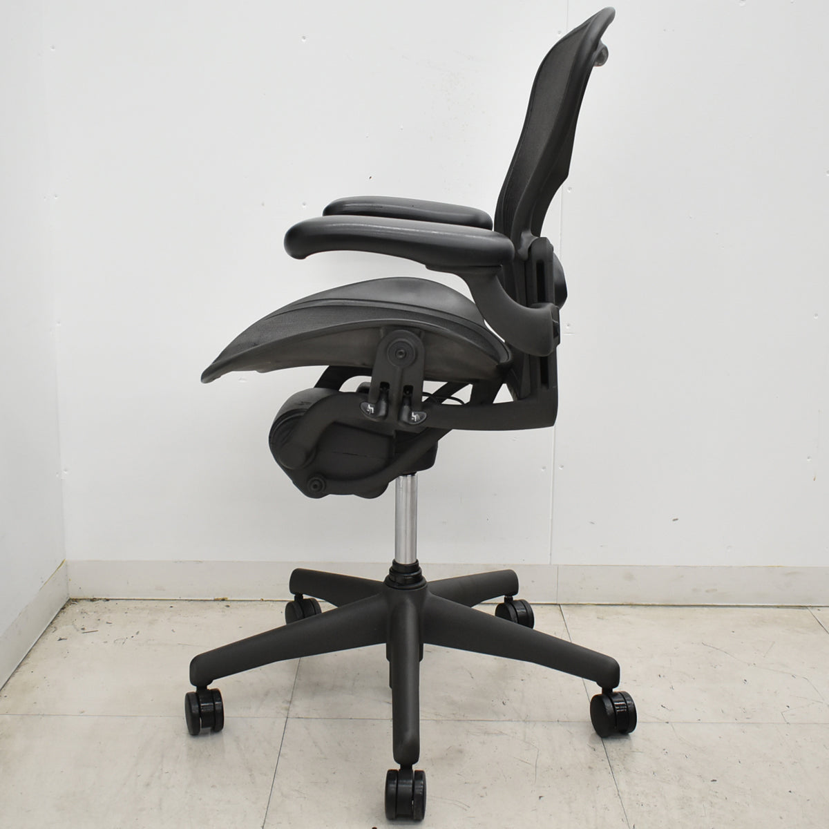 【中古】ハーマンミラー　アーロンチェア　Aサイズ　フル装備　ランバーサポート　ガスシリンダー新品　ブラック　2026052606【中古オフィス家具】