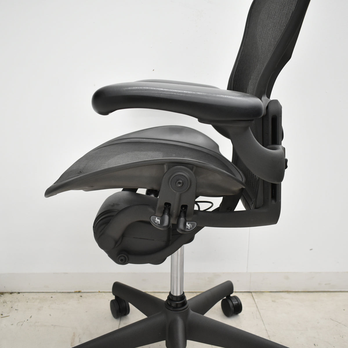 【中古】ハーマンミラー　アーロンチェア　Aサイズ　フル装備　ランバーサポート　ガスシリンダー新品　ブラック　2026052606【中古オフィス家具】