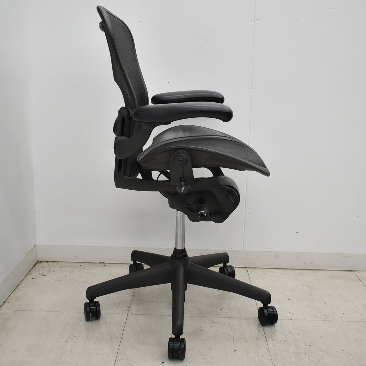 【中古】ハーマンミラー　アーロンチェア　Aサイズ　フル装備　ランバーサポート　ガスシリンダー新品　ブラック　2026052606【中古オフィス家具】