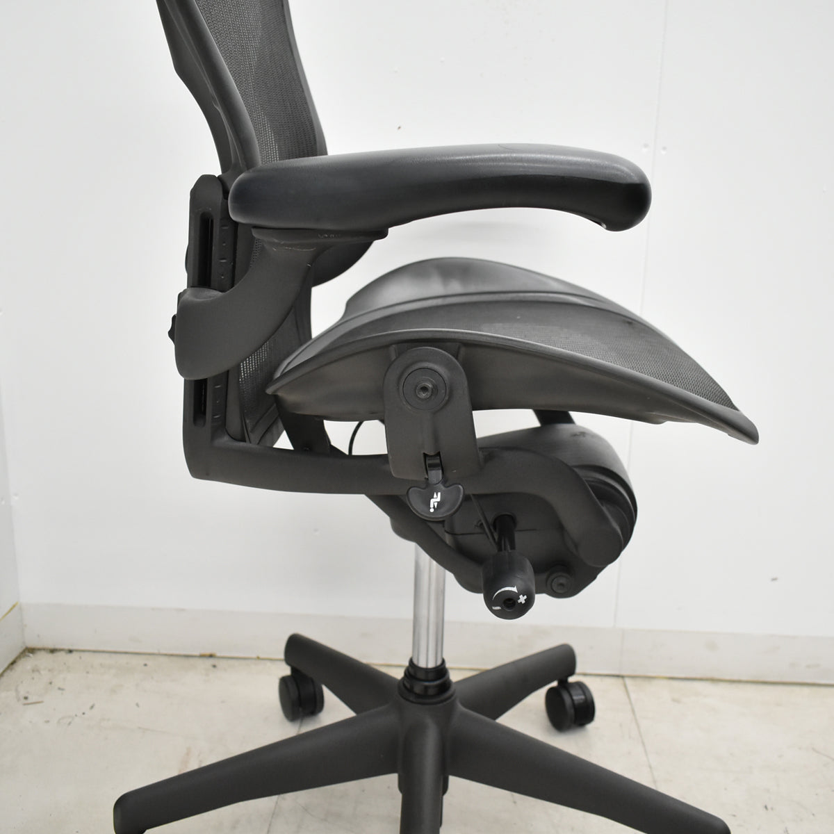 【中古】ハーマンミラー　アーロンチェア　Aサイズ　フル装備　ランバーサポート　ガスシリンダー新品　ブラック　2026052606【中古オフィス家具】