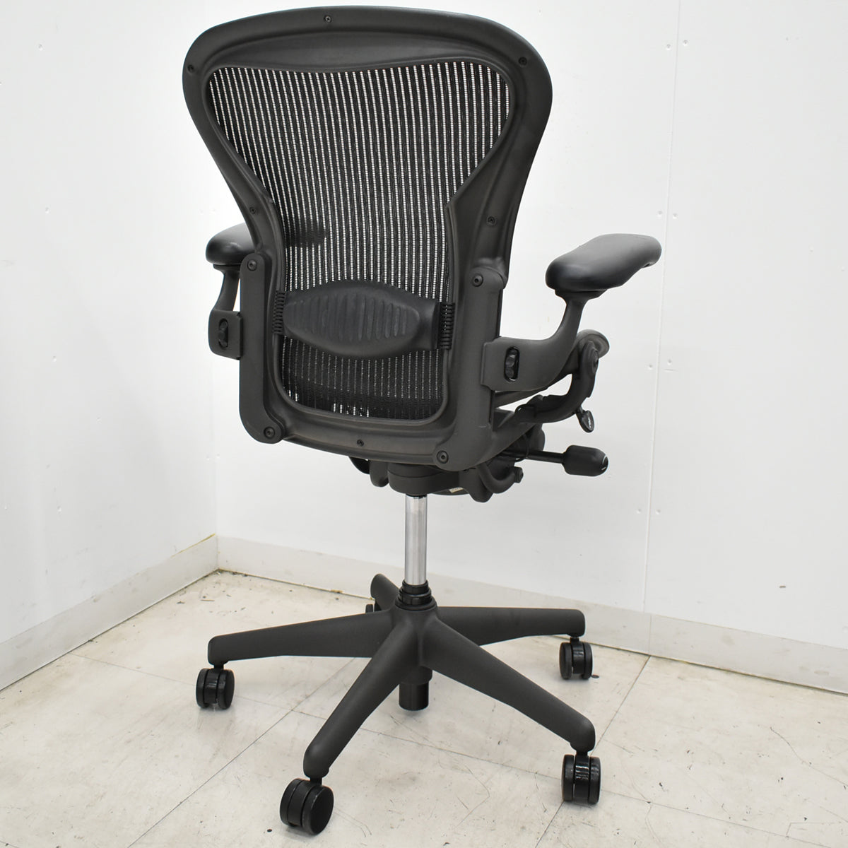 【中古】ハーマンミラー　アーロンチェア　Aサイズ　フル装備　ランバーサポート　ガスシリンダー新品　ブラック　2026052606【中古オフィス家具】