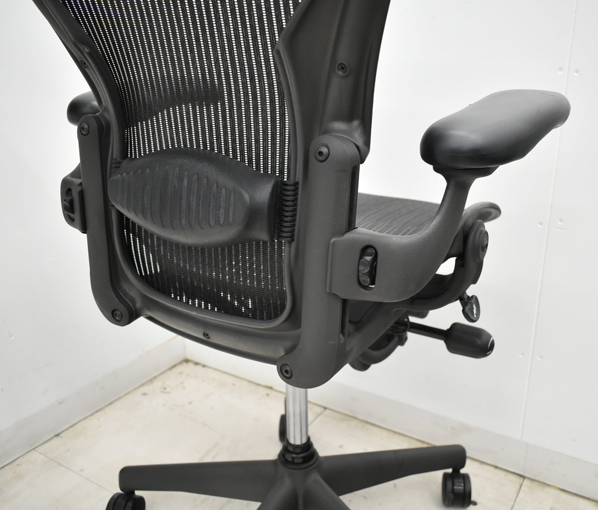 【中古】ハーマンミラー　アーロンチェア　Aサイズ　フル装備　ランバーサポート　ガスシリンダー新品　ブラック　2026052606【中古オフィス家具】