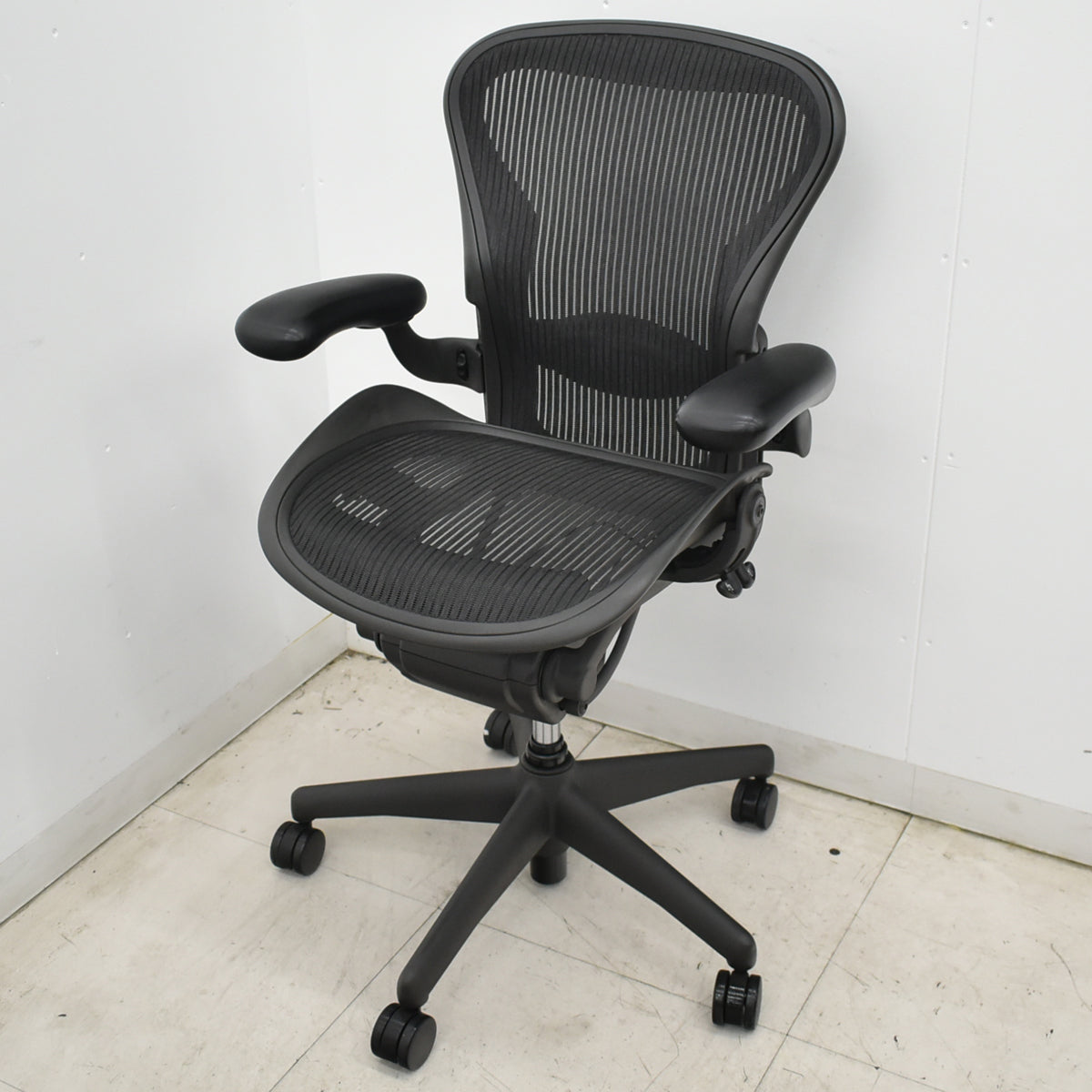 【中古】ハーマンミラー　アーロンチェア　Aサイズ　フル装備　ランバーサポート　ガスシリンダー新品　ブラック　2026052701【中古オフィス家具】