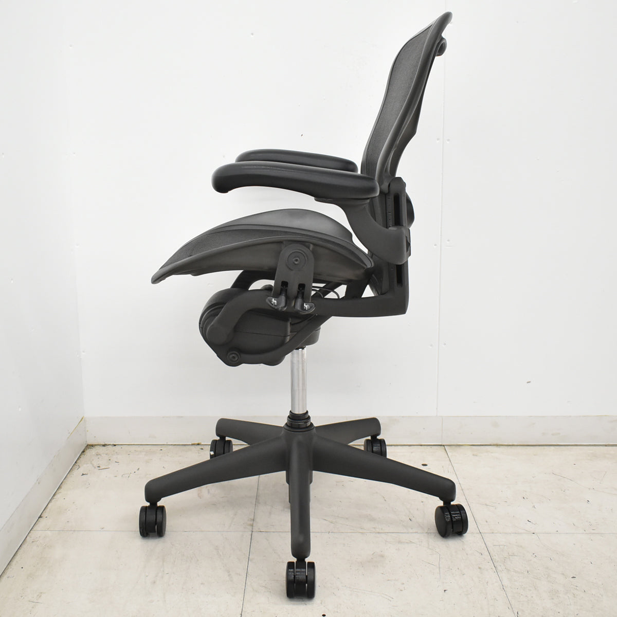 【中古】ハーマンミラー　アーロンチェア　Aサイズ　フル装備　ランバーサポート　ガスシリンダー新品　ブラック　2026052701【中古オフィス家具】