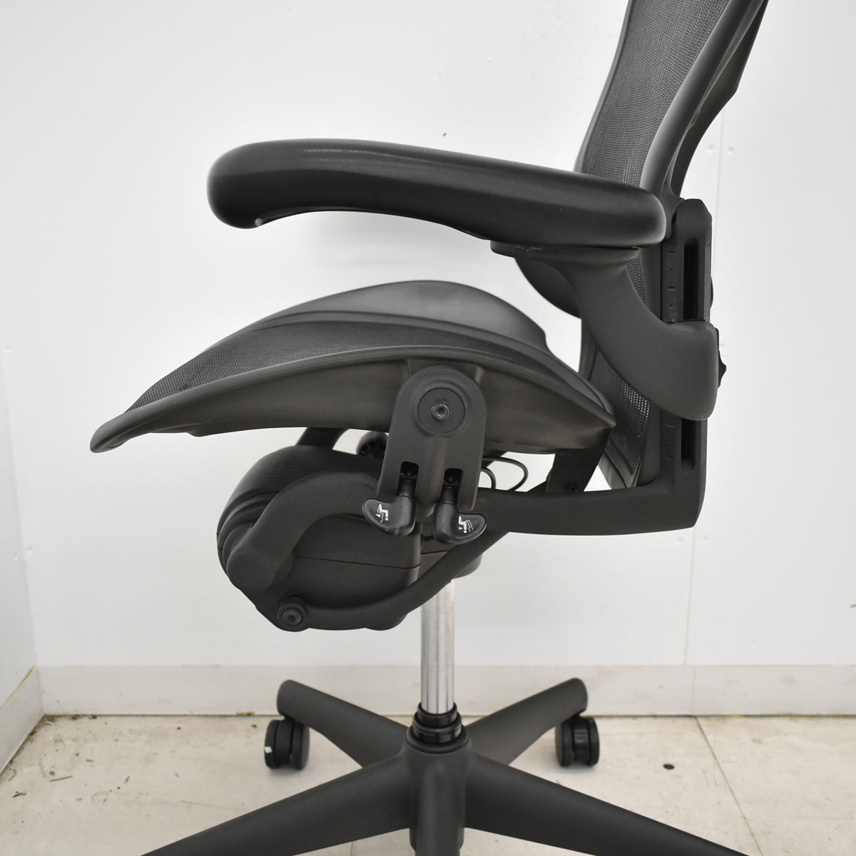 【中古】ハーマンミラー　アーロンチェア　Aサイズ　フル装備　ランバーサポート　ガスシリンダー新品　ブラック　2026052701【中古オフィス家具】