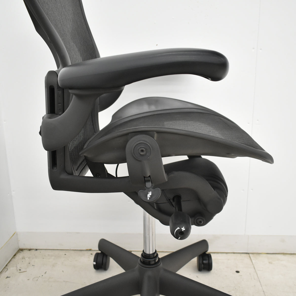 【中古】ハーマンミラー　アーロンチェア　Aサイズ　フル装備　ランバーサポート　ガスシリンダー新品　ブラック　2026052701【中古オフィス家具】