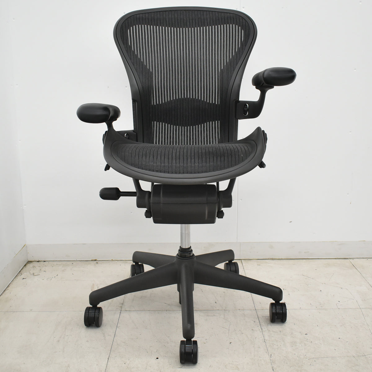 【中古】ハーマンミラー　アーロンチェア　Aサイズ　フル装備　ランバーサポート　ガスシリンダー新品　ブラック　2026052702【中古オフィス家具】