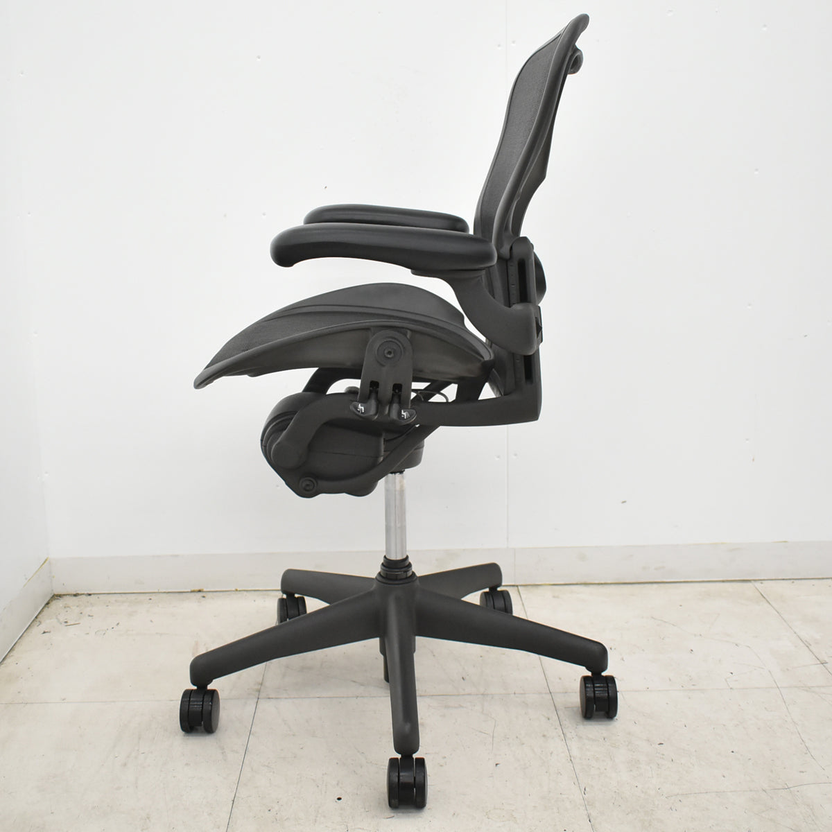 【中古】ハーマンミラー　アーロンチェア　Aサイズ　フル装備　ランバーサポート　ガスシリンダー新品　ブラック　2026052702【中古オフィス家具】