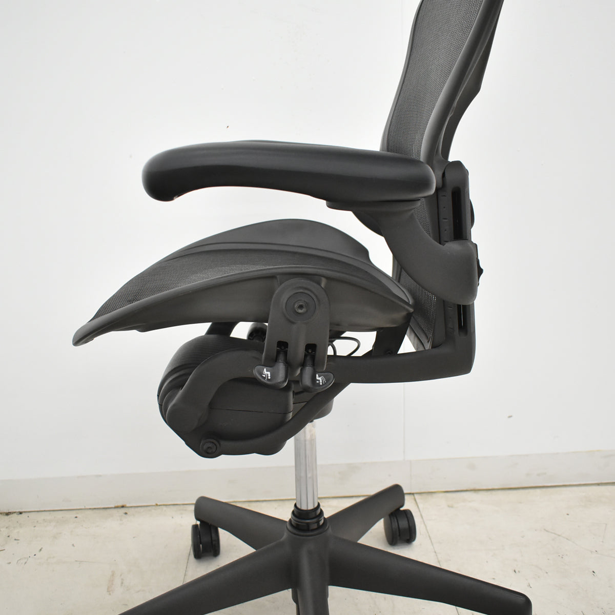 【中古】ハーマンミラー　アーロンチェア　Aサイズ　フル装備　ランバーサポート　ガスシリンダー新品　ブラック　2026052702【中古オフィス家具】