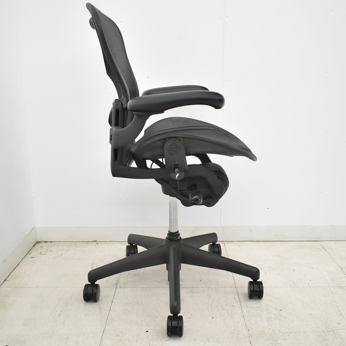 【中古】ハーマンミラー　アーロンチェア　Aサイズ　フル装備　ランバーサポート　ガスシリンダー新品　ブラック　2026052702【中古オフィス家具】