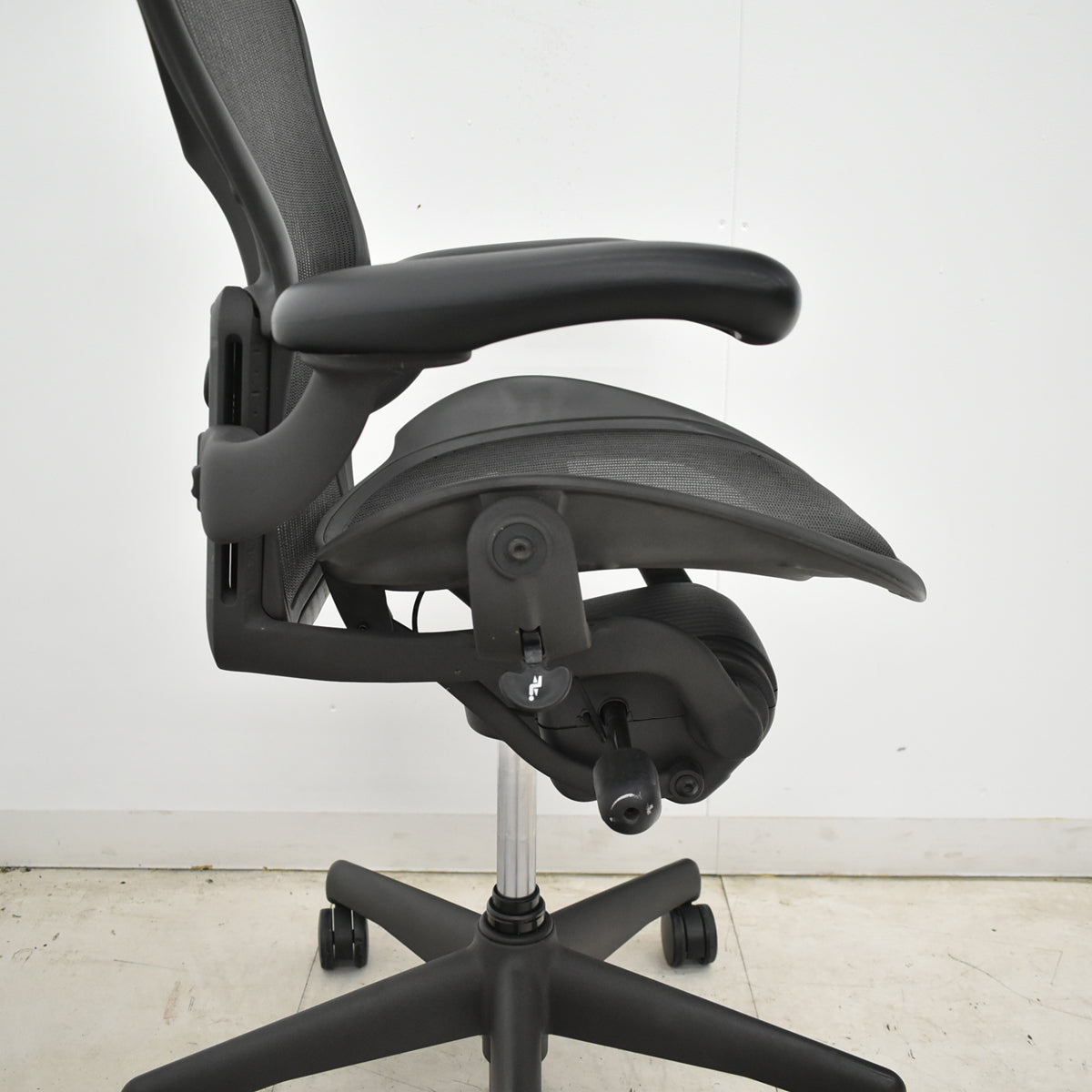 【中古】ハーマンミラー　アーロンチェア　Aサイズ　フル装備　ランバーサポート　ガスシリンダー新品　ブラック　2026052702【中古オフィス家具】